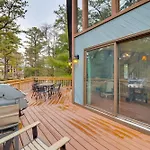 Pennsylvania Escape With Hot Tub, Deck, And Fire Pit!