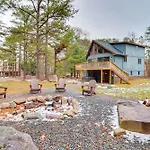 Pennsylvania Escape With Hot Tub, Deck, And Fire Pit!