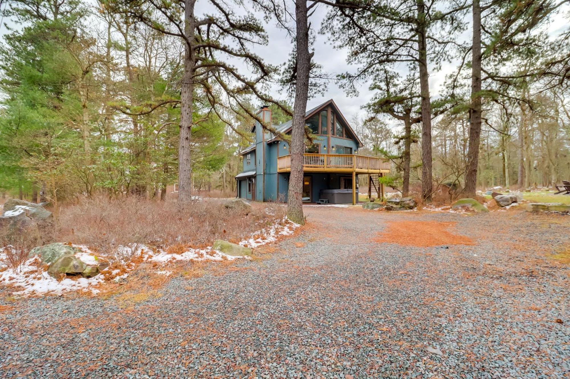 Pennsylvania Escape With Hot Tub, Deck, And Fire Pit! Lake Harmony