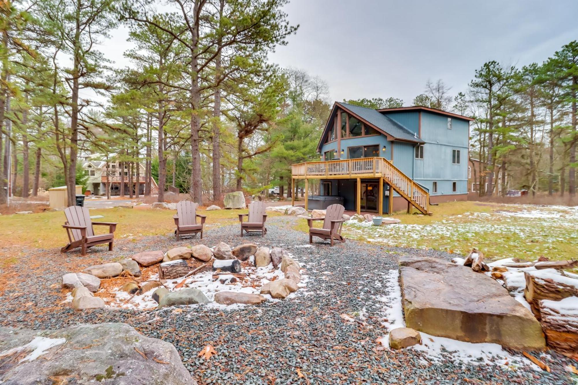 Pennsylvania Escape With Hot Tub, Deck, And Fire Pit! Holiday home *