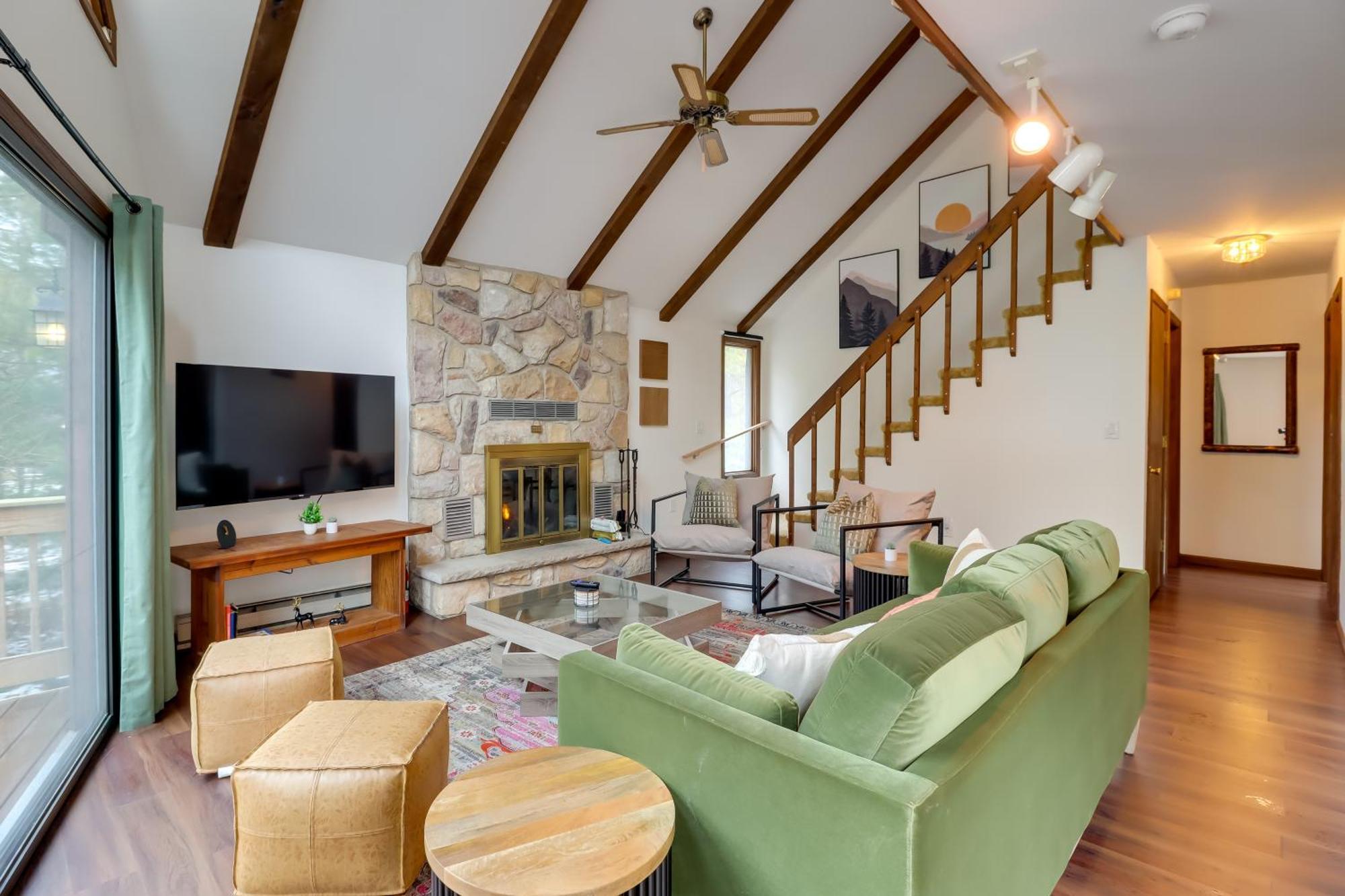 Pennsylvania Escape With Hot Tub, Deck, And Fire Pit!