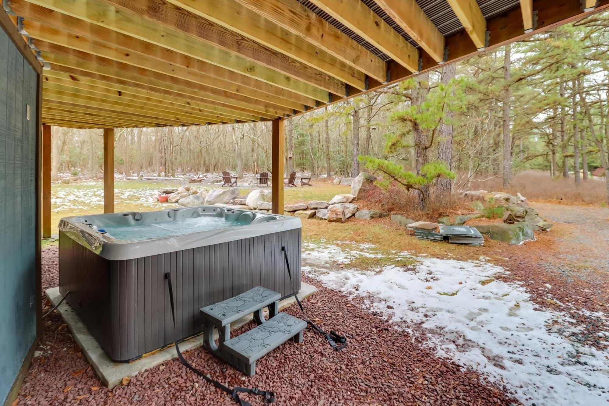 Pennsylvania Escape With Hot Tub, Deck, And Fire Pit! Holiday home