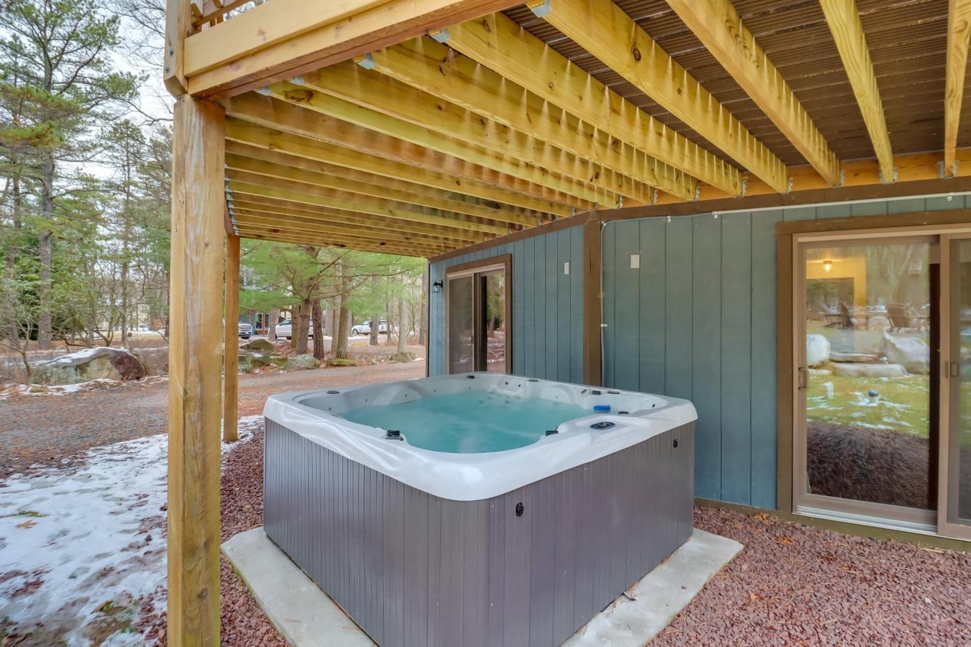 Holiday home Pennsylvania Escape With Hot Tub, Deck, And Fire Pit! *