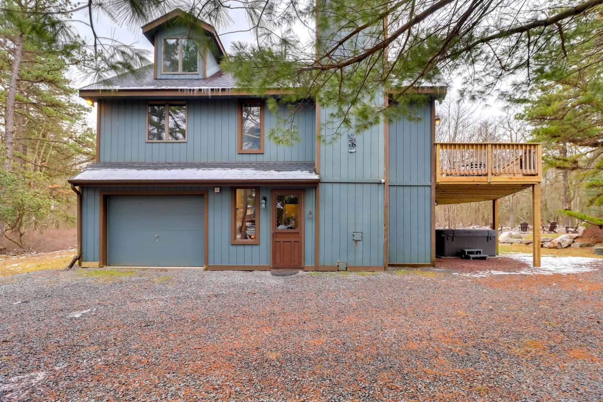Holiday home Pennsylvania Escape With Hot Tub, Deck, And Fire Pit!