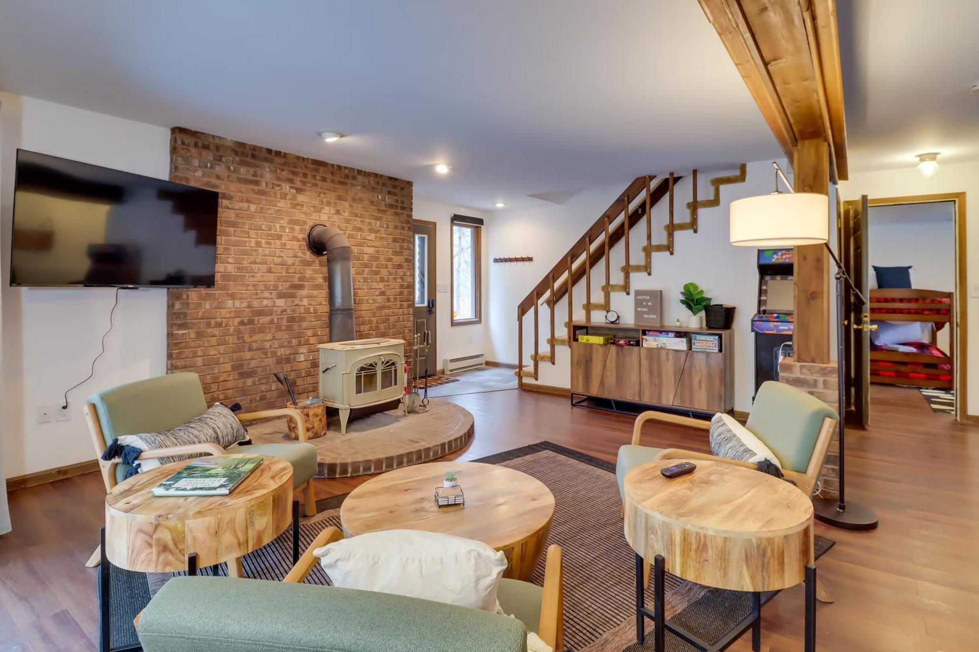 Pennsylvania Escape With Hot Tub, Deck, And Fire Pit! Lake Harmony