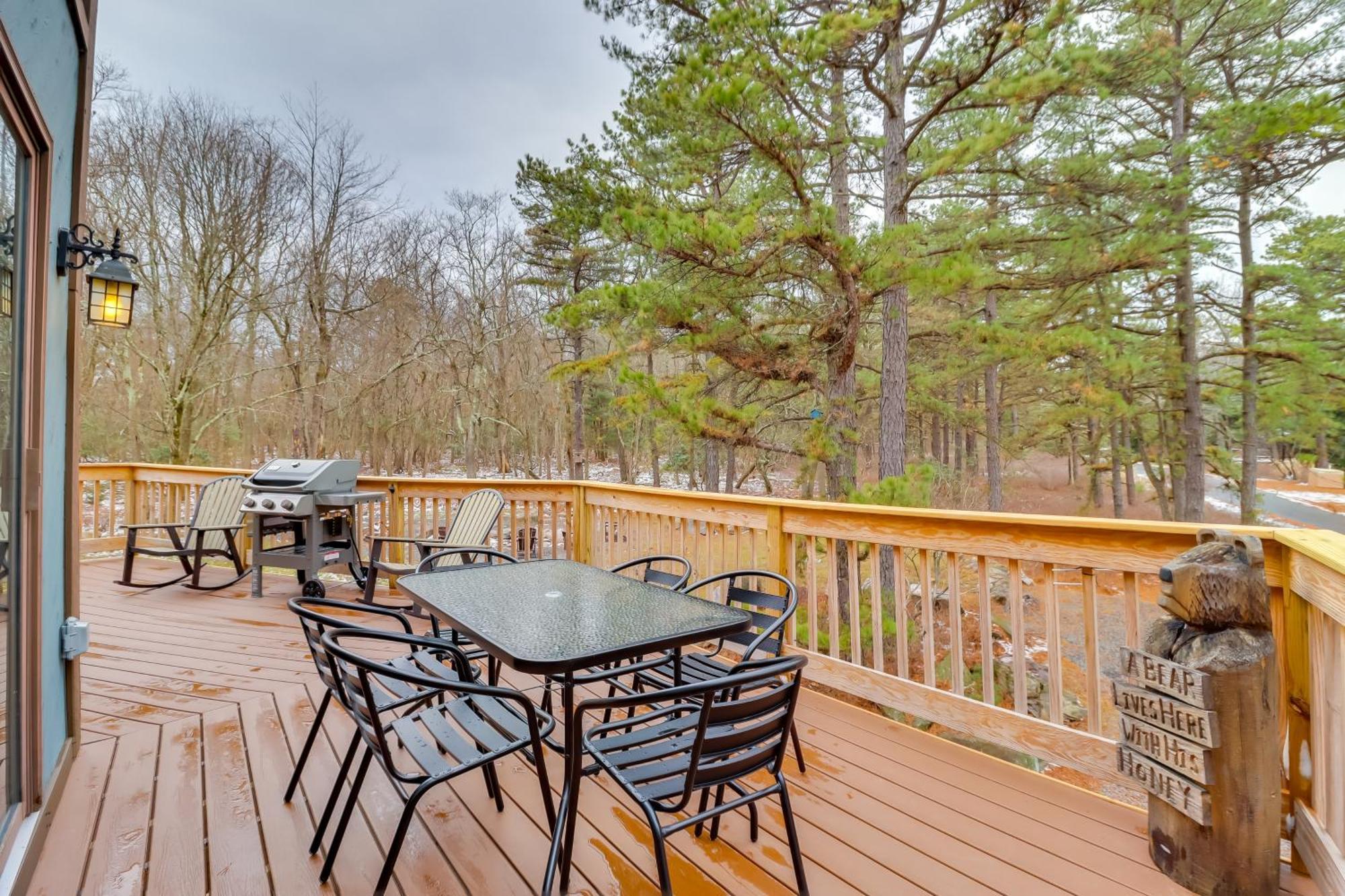 Pennsylvania Escape With Hot Tub, Deck, And Fire Pit! Holiday home
