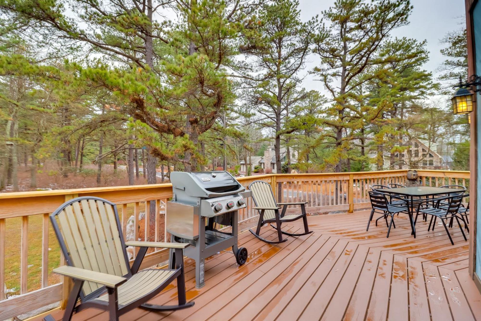 Pennsylvania Escape With Hot Tub, Deck, And Fire Pit! *