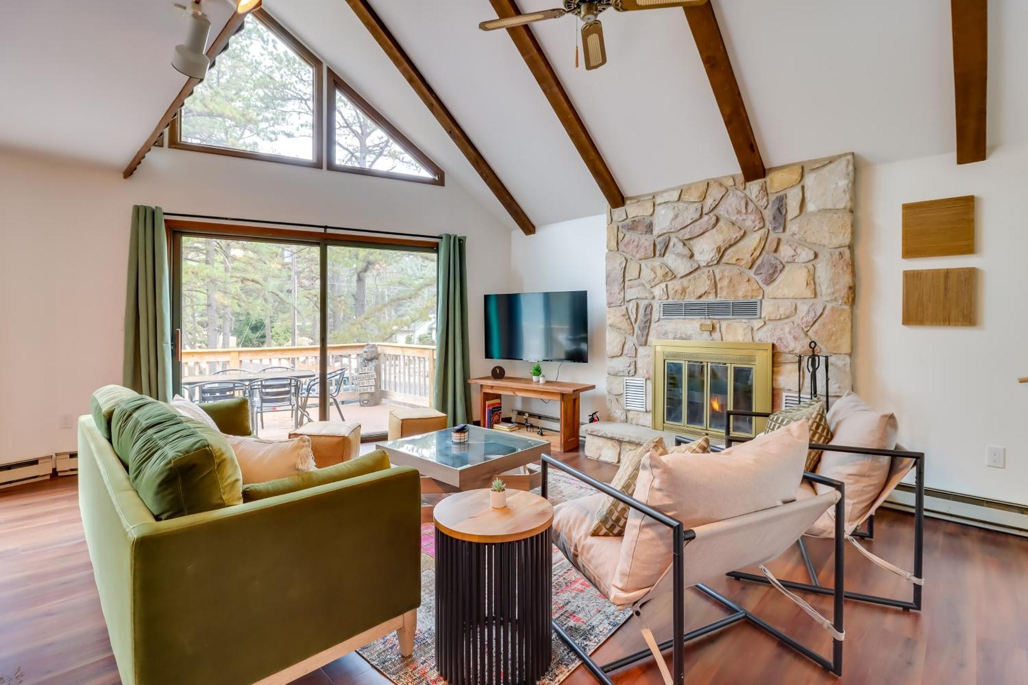 Pennsylvania Escape With Hot Tub, Deck, And Fire Pit!